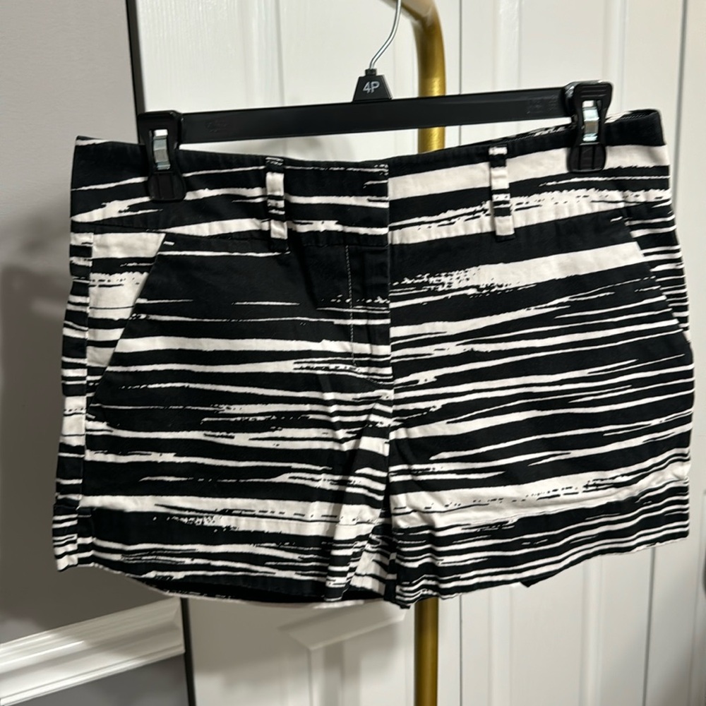 New York & Company Black & White Shorts Size 4